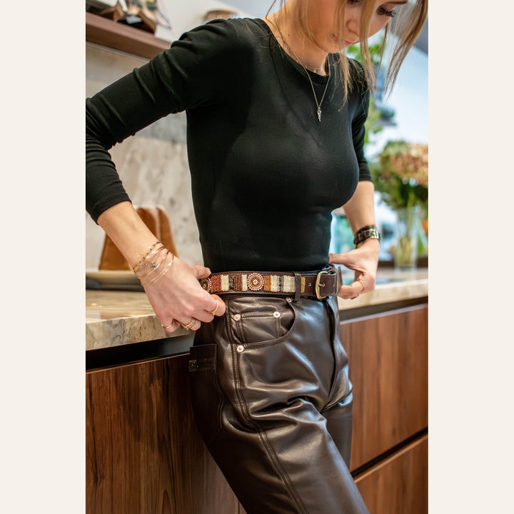 Ceinture Golden portée avec un pantalon en cuir brun