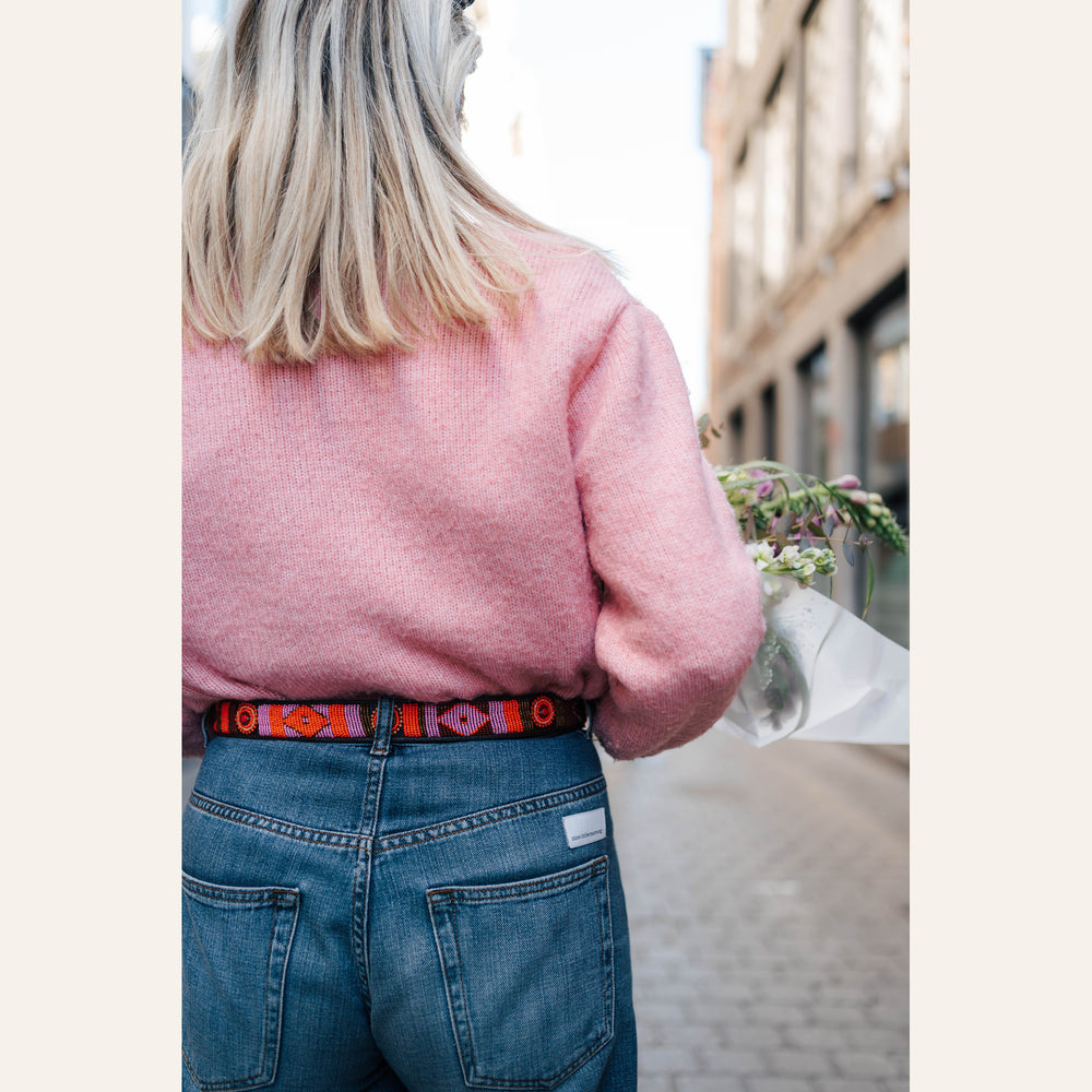 Ceinture Vini portée avec un jean et un pull rose