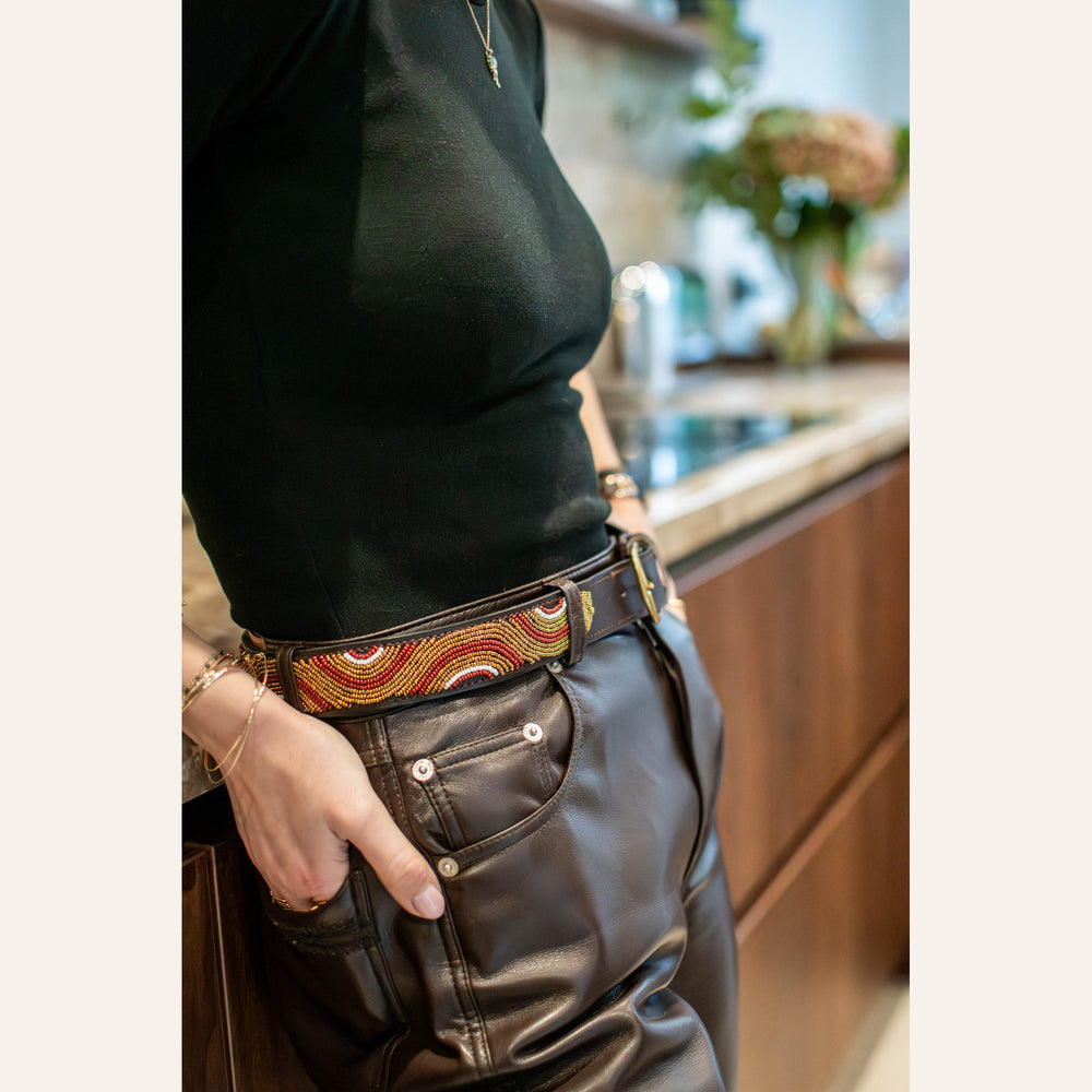 Ceinture Wavy portée avec un pantalon en cuir brun