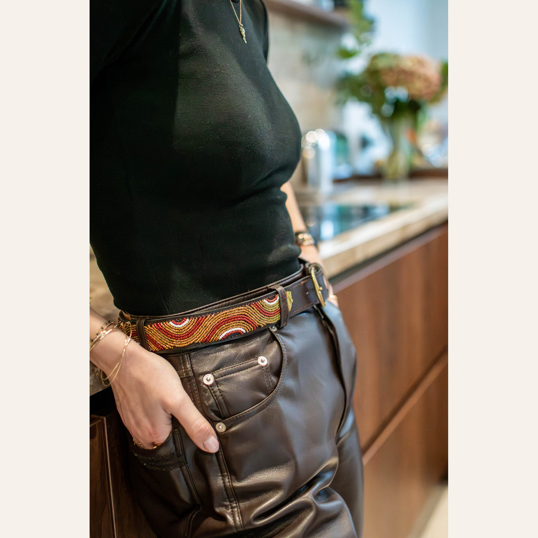 Ceinture Wavy portée avec un pantalon en cuir brun