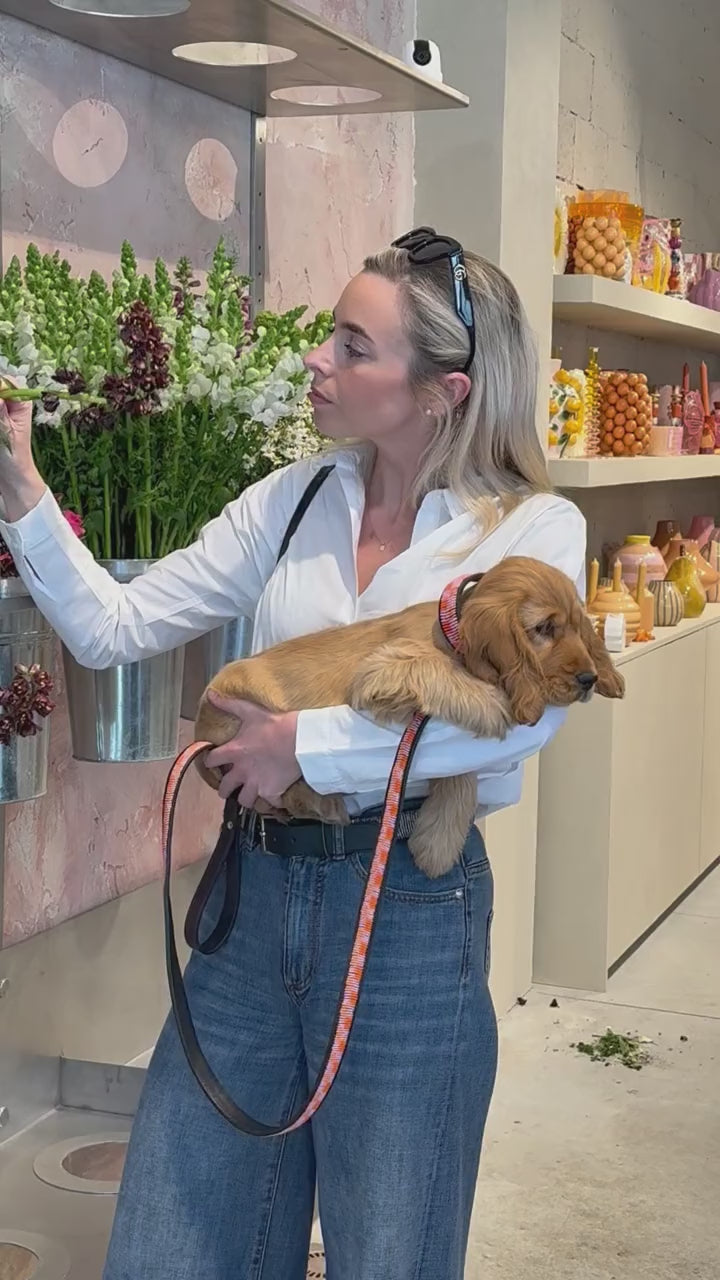 En boutique, la laisse Gigi perlee au poignet